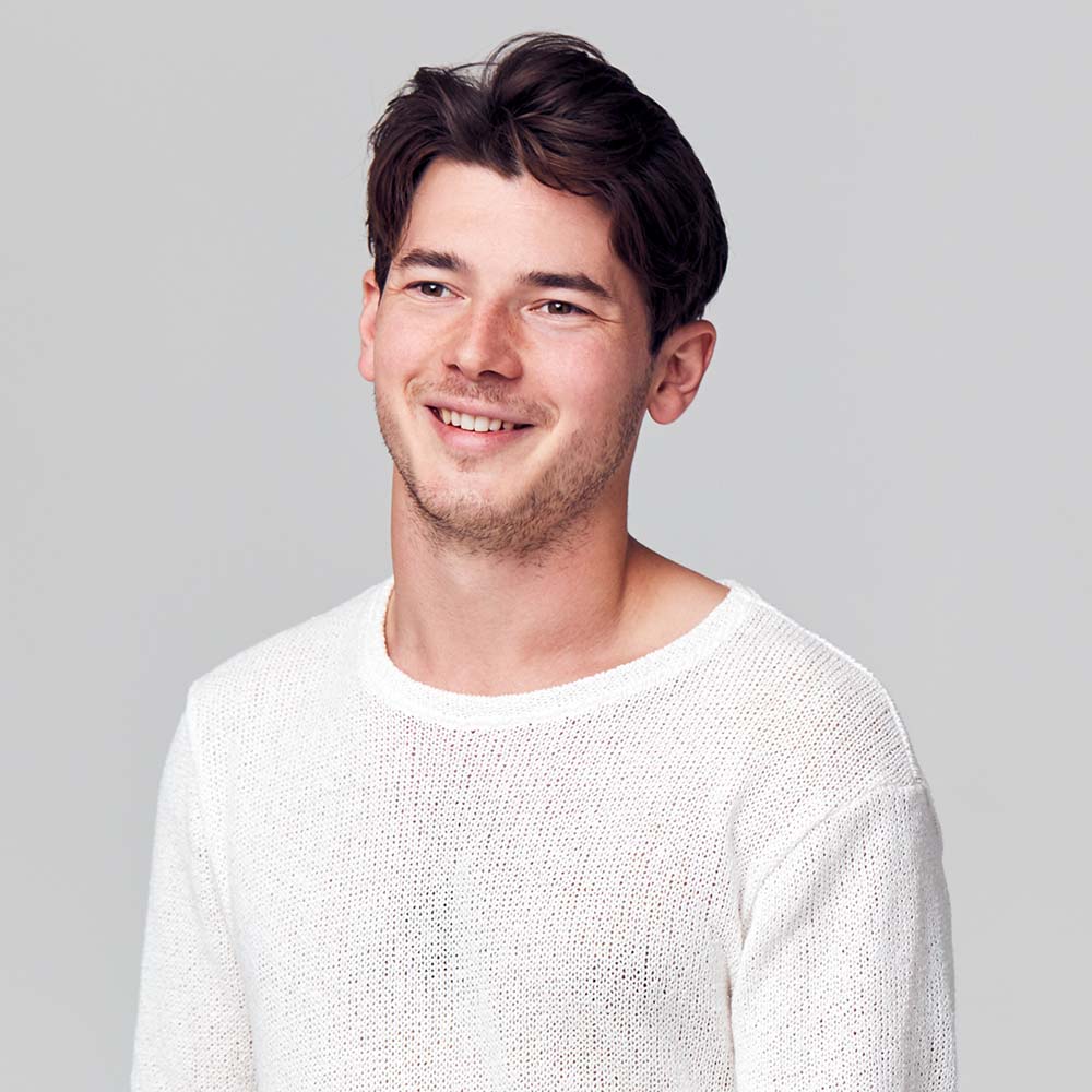 studio portrait of young man wearing white t shirt 3UUY3YQ